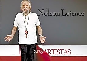 Pintura a óleo de Nelson Leirner retratando uma figura feminina em tons vibrantes de azul e vermelho, com elementos geométricos.