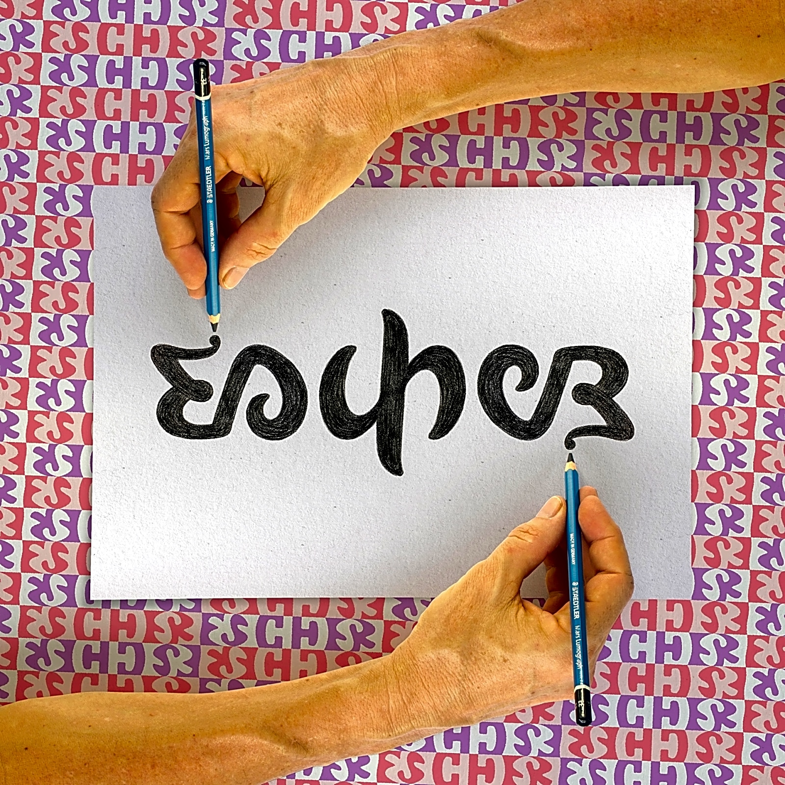 Pintura a lápis e tinta mostrando detalhes de gravuras de Maurits Escher em tons de cinza e preto, com elementos geométricos intricados.