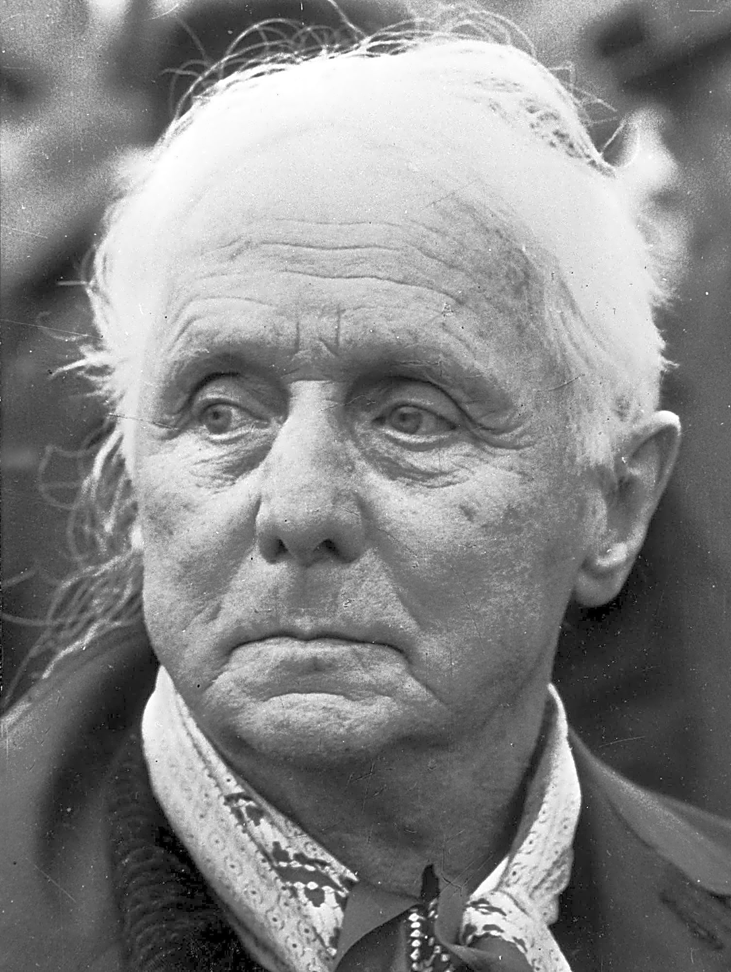 Pintura abstrata a óleo de Max Ernst, mostrando elementos surrealistas em tons de azul e marrom esfumado, com elementos geométricos.