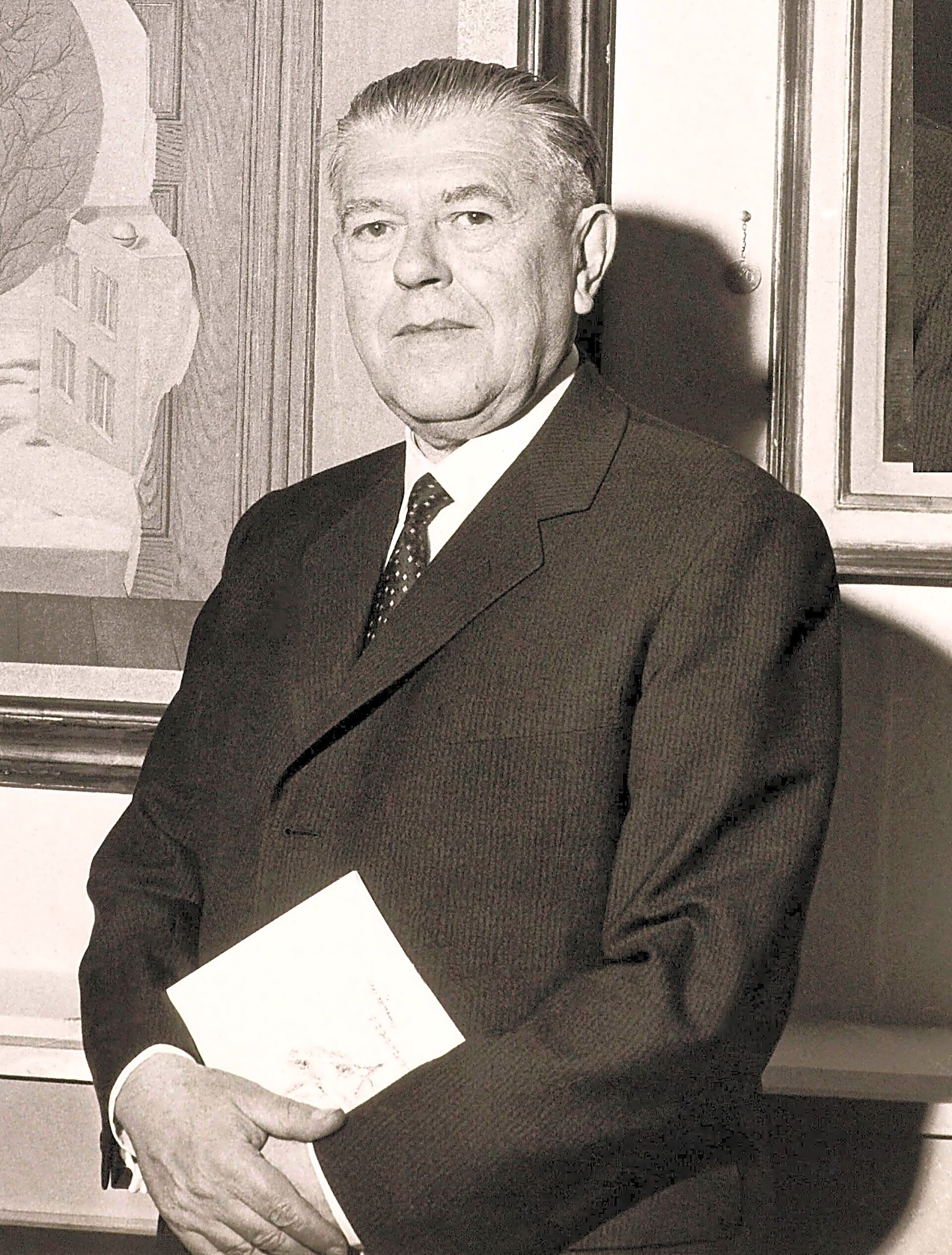 Pintura surrealista a óleo de René Magritte retratando uma paisagem urbana com edifícios distorcidos e cores pastéis.