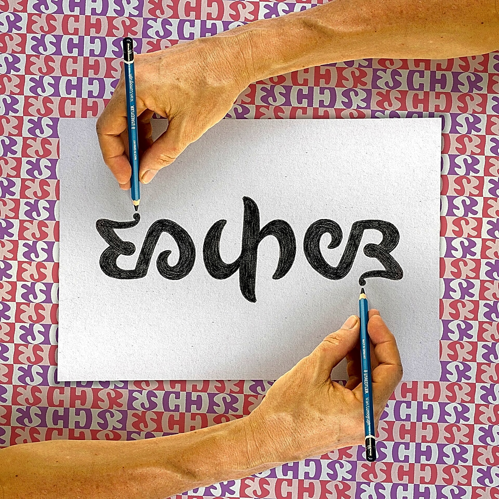 Pintura a óleo retratando a infância de Maurits Escher em um cenário holandês sombreado com tons de azul e amarelo.