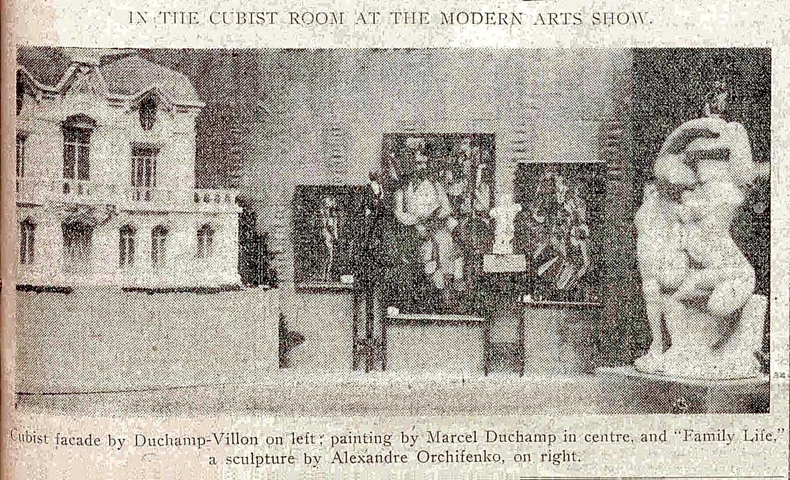 Pintura abstrata em preto e branco retratando Marcel Duchamp sentado em frente a uma mesa de trabalho com objetos e papéis espalhados.