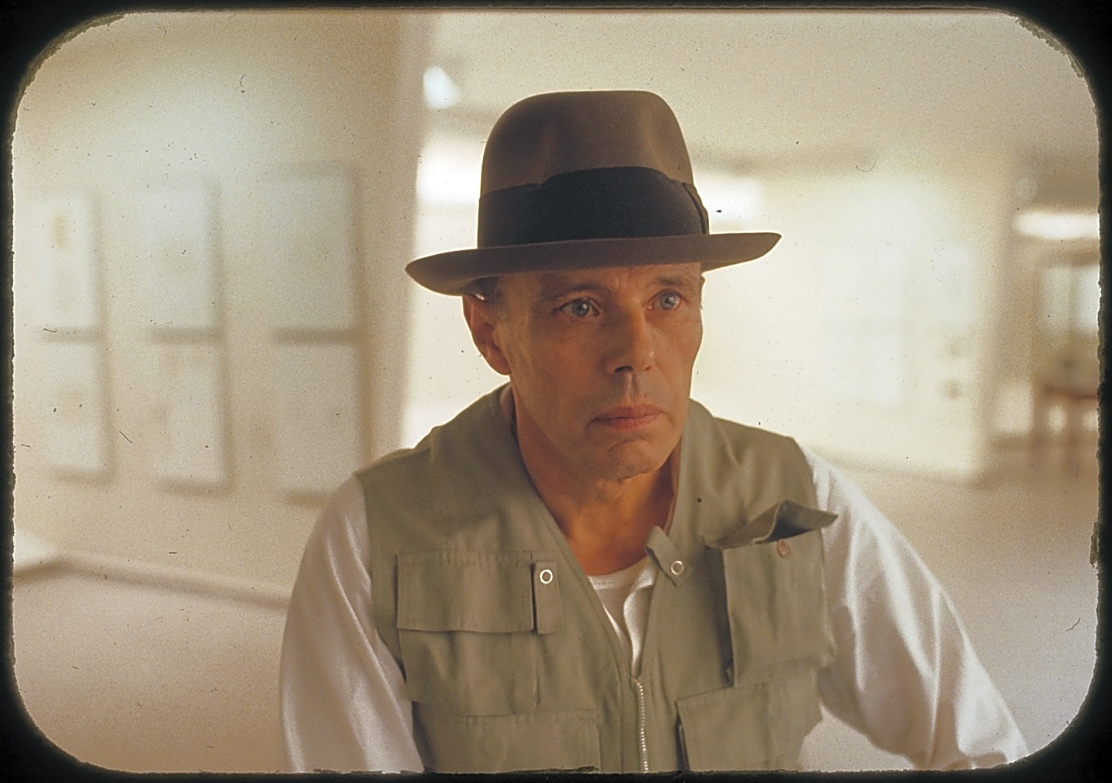 Joseph Beuys: O Enigmático Artista que Redefiniu a Arte e a Sociedade Pós-Guerra