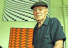 Pintura a óleo retratando o artista Luiz Sacilotto em estúdio, com obras em andamento e materiais artísticos ao redor.