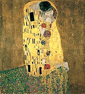 Pintura simbolista a óleo de El Beso, de Gustav Klimt, com tons dourados e azuis, retratando um casal em um beijo íntimo.