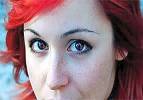 Mulher italiana de meados do século XX, retratada em um estilo expressionista, com expressão introspectiva e vestido simples.