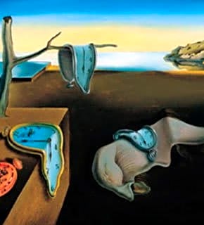 Pintura surrealista a óleo de Salvador Dalí, mostrando relógios derretidos em um cenário desértico com tons de amarelo e azul.