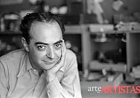 Fotografia em preto e branco de Brassaï capturando uma rua movimentada de París à noite, com figuras sombras e luzes cintilantes.