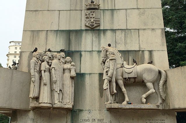 Monumento a Duque de Caxias - Caxias en Bagé y escudo
