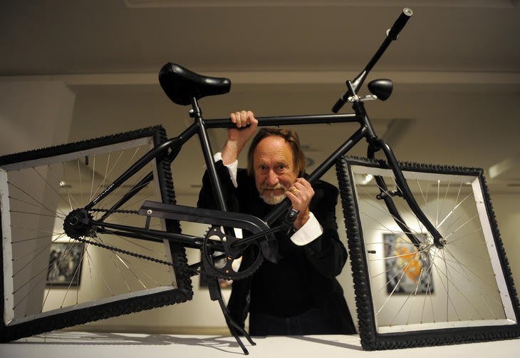 Arte de Juarez Machado con elementos de la vida cotidiana