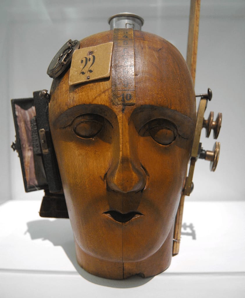 Obra de Raoul Hausmann, 'Cabeza mecánica (El espíritu de nuestro tiempo)', un maniquí con objetos pegados.