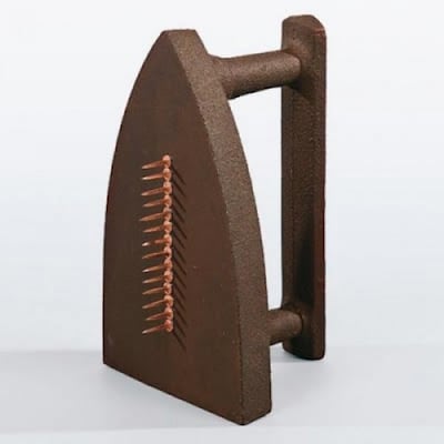 Escultura dadaísta abstrata con formas incomuns, questionando a utilidade e o propósito.