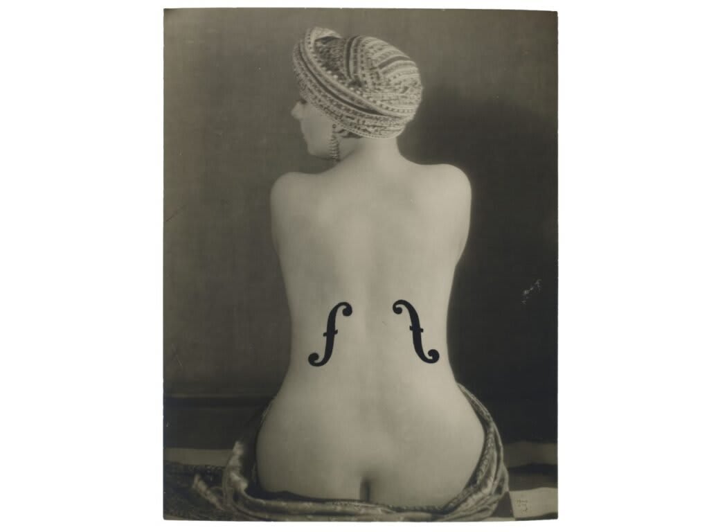 Fotografía 'El violín de Ingres' de Man Ray, mostrando la espalda de una mujer con las marcas de un violín.