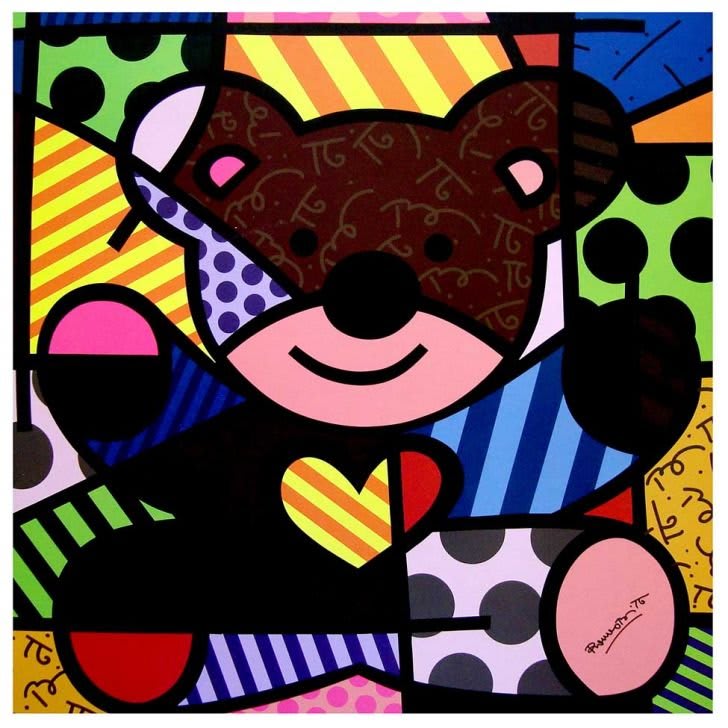 Escultura 'Oso de Peluche' de Romero Britto, una pieza alegre y colorida que evoca la inocencia y el juego con su estilo Pop Art.