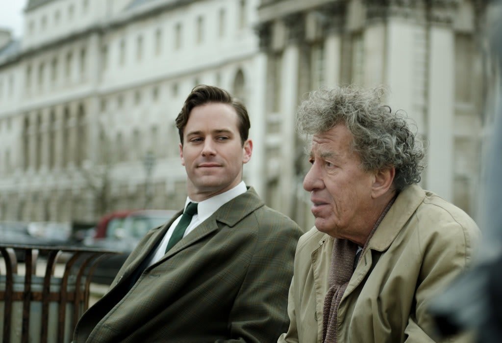 Cena de O Último Retrato. Filme biográfico sobre Alberto Giacometti interpretado por Armie Hammer, e à esquerda,&nbsp; Geoffrey Rush como James Lord.
