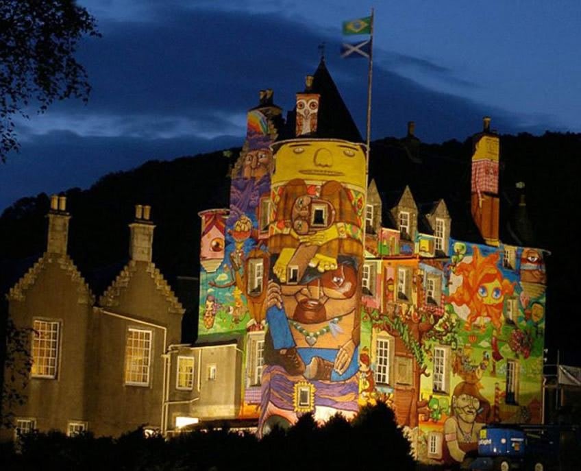Castelo Kelburn. pintura grafite. 2007 - Escócia - OS GÊMEOS