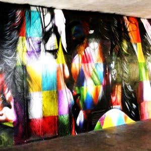 Biografia de Eduardo Kobra - O Mural “O Beijo”, foi grafitado  para comemorar os 60 anos do Parque do Ibirapuera no ano de 2014 e faz parte de  um projeto em que o artista pintou cenas cotidianas do parque. Está localizado na marquise do Ibirapuera  próximo ao MAM (Museu de Arte Moderna).