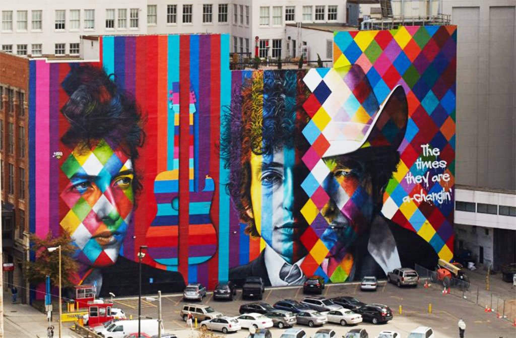 Biografia de Eduardo Kobra - O mural dedicado ao cantor Bob Dylan  é sua maior obra localizada no exterior. Fica em um no prédio no Centro da cidade de Minneapolis, em Minnesota, Estados Unidos foi finalizado em setembro de 2.016 e um mês depois o cantor e compositor ganhou o prêmio nobel de literatura. A pintura apresenta trajetória de Dylan nas três diferentes fases de sua carreira. O mural tem 50 metros de largura por 28 metros de altura.