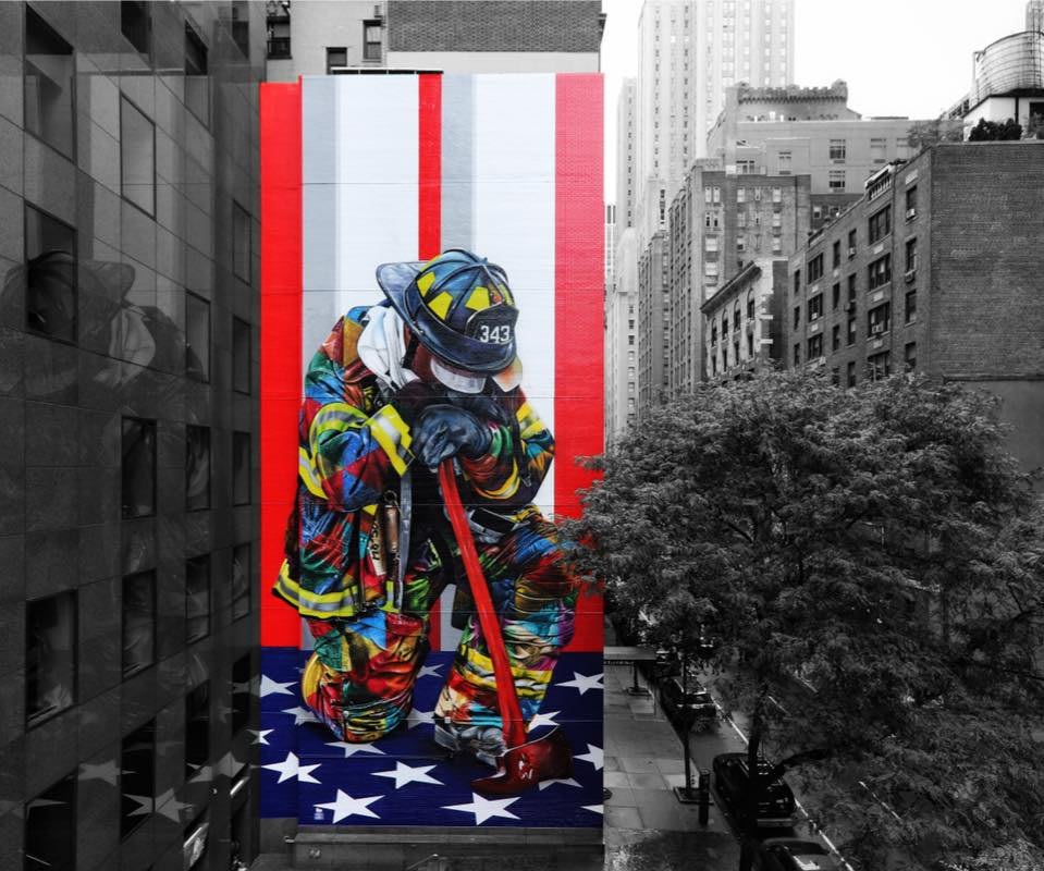 Os bravos de 11 de setembro: Localizado na Terceira Avenida de Nova York, em setembro de 2.018, Eduardo Kobra produziu esse mural em homenagem às vítimas que sofreram ao atentado terrorista em 11 de setembro de 2001. Ele é impactante que nos faz lembrar do triste momento da queda das Torres Gêmeas no World Trade Center. No mural consta um bombeiro, com um capacete de número 343, referenciando o número de bombeiros que morreram nessa tragédia, além de estrelas que representam as vítimas e a bandeira americana que está em primeiro plano.