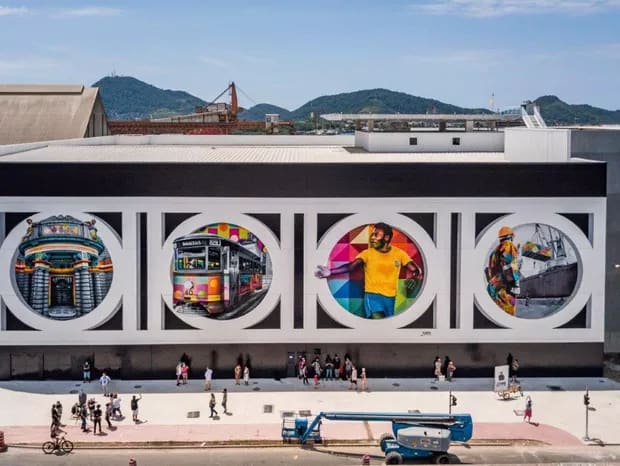 Coração Santista: O Mural intitulado Coração Santista, foi inaugurado no dia do aniversário do Rei do futebol quando completou 80 anos. Localizado na Ponta da Praia, em Santos, numa parede de 800 metros quadrados, além do retrato de Pelé, há quatro cenas, todas situadas dentro dos arcos das muretas de Santos, um dos mais conhecidos símbolos da cidade: Pelé, o Bonde, a Bolsa do Café e um Estivador no Porto de Santos.