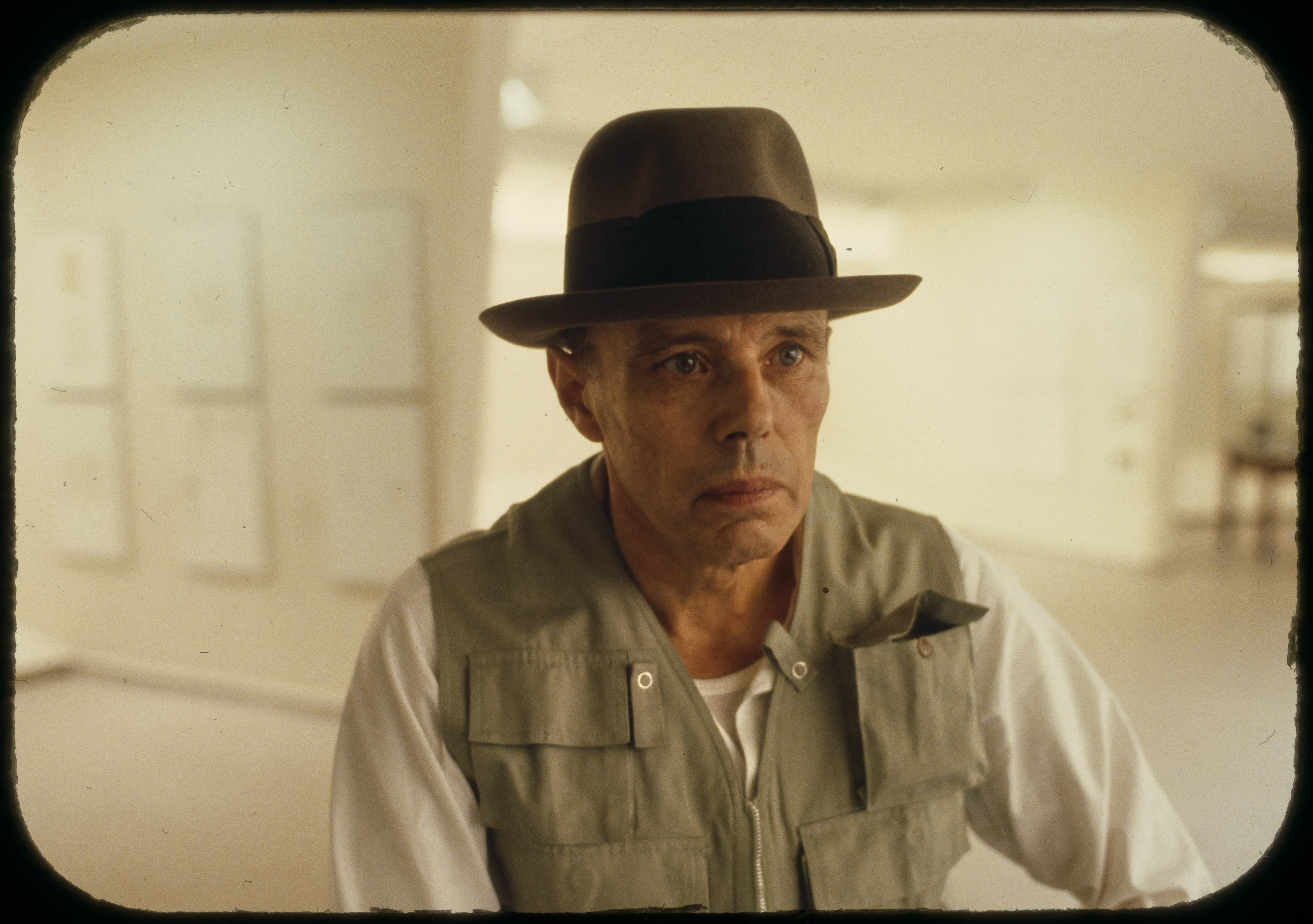 Joseph Beuys: O Enigmático Artista que Redefiniu a Arte e a Sociedade Pós-Guerra