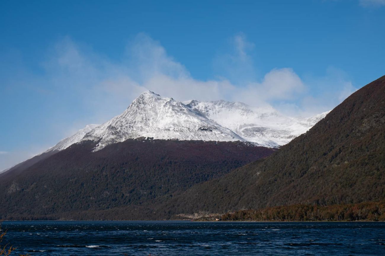 Lago Deseado y cumbres de la Sierra de la Paciencia