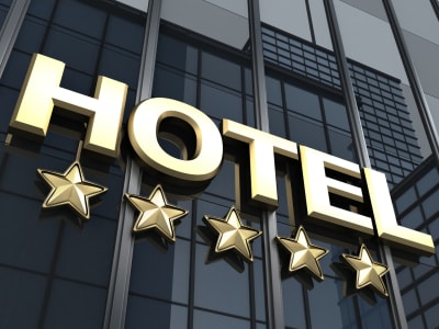 🏨 آیا هتل‌داری در بریتانیا یک سرمایه‌گذاری مناسب است؟ تحلیل کامل املاک تجاری