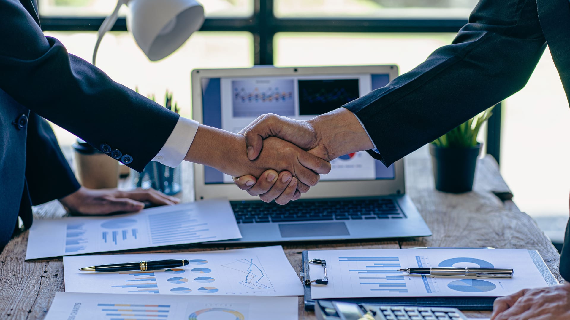 📑 روند کامل خرید یک کسب‌وکار در بریتانیا؛ از مذاکره تا انتقال مالکیت