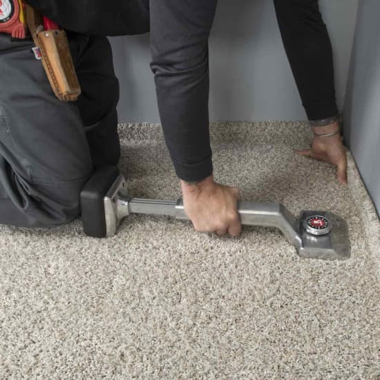 Roberts 19 In. to 23 In. Carpet Knee Kicker - Gillman Home Center