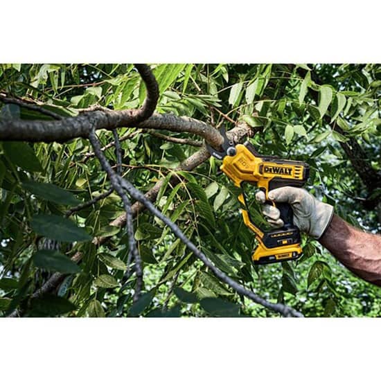 DeWalt 20V MAX 1.5 in Cordless Pruner in Use