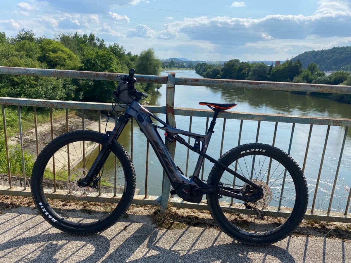 Celoodpružený elektrobicykel KTM — 1