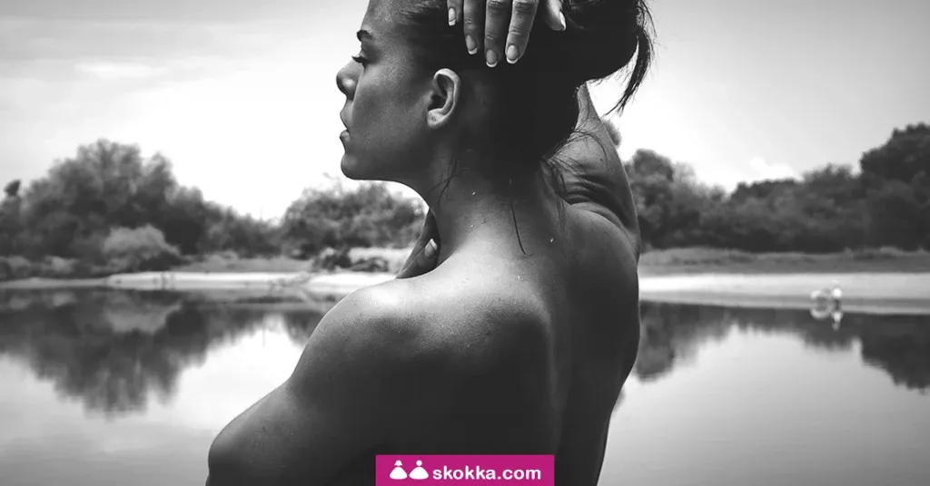 Mujer exponiendo su belleza natural