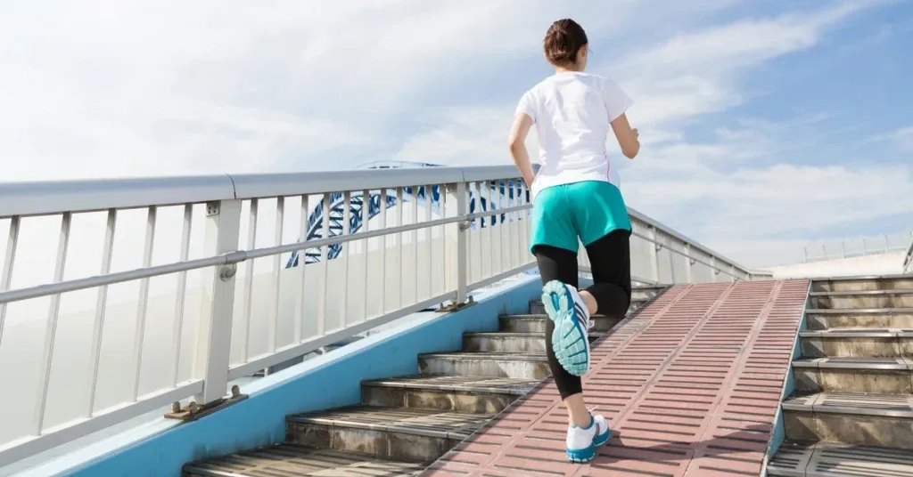 Mujer corriendo con zapatillas deportivas