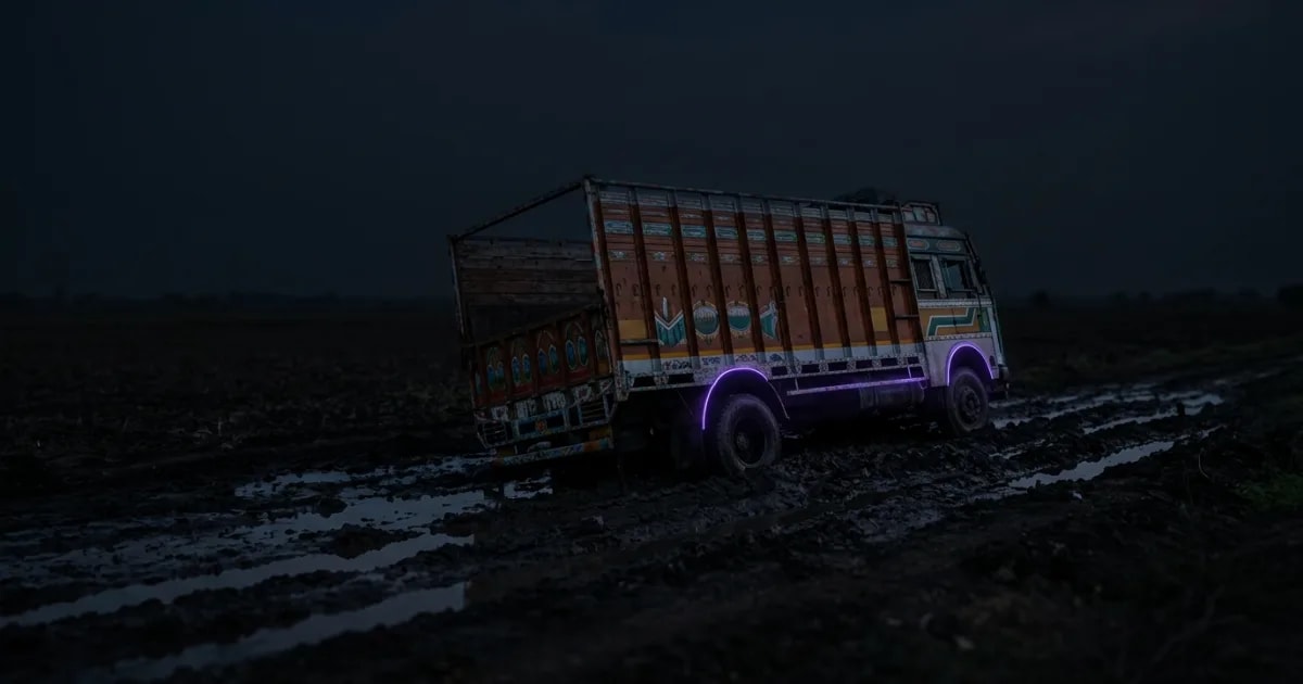 A map of India showing a truck's GPS route with points indicating accurate vs inaccurate tracking signals