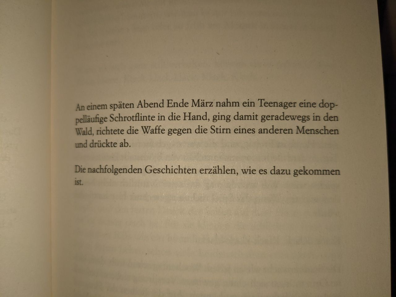 Hier ein Foto des gesamten ersten Kapitels. Ab dem Moment ist einem klar dass dieses Buch anders wird.