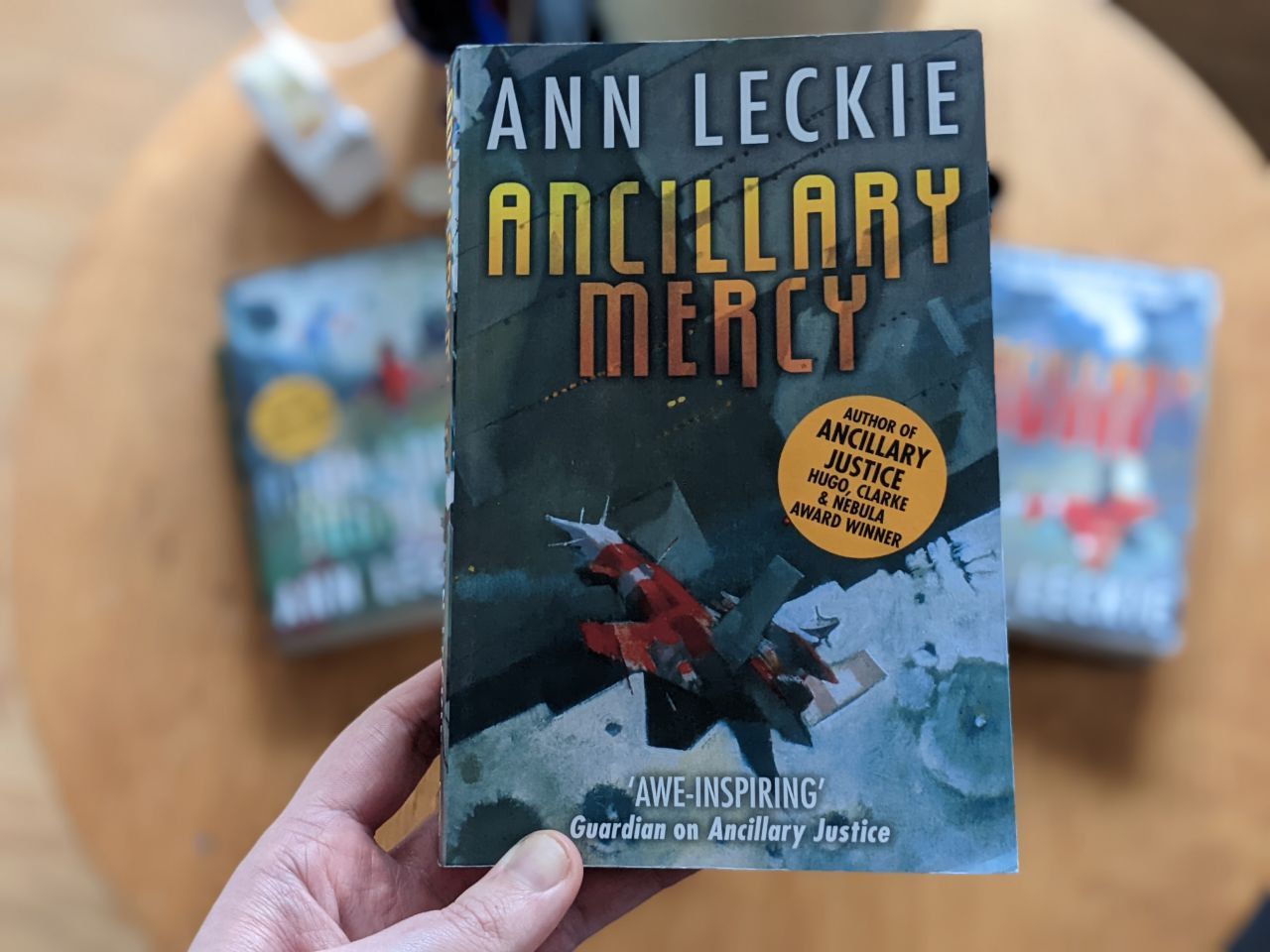 Ancillary Mercy ist der dritte und letzte Teil der Space Opera von Ann Leckie