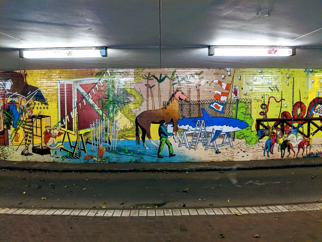 Wand im Kunsttunnel, Bremen. Hat nichts mit dem Beitrag zu tun. Es ist nichtmal ein Symbolbild.