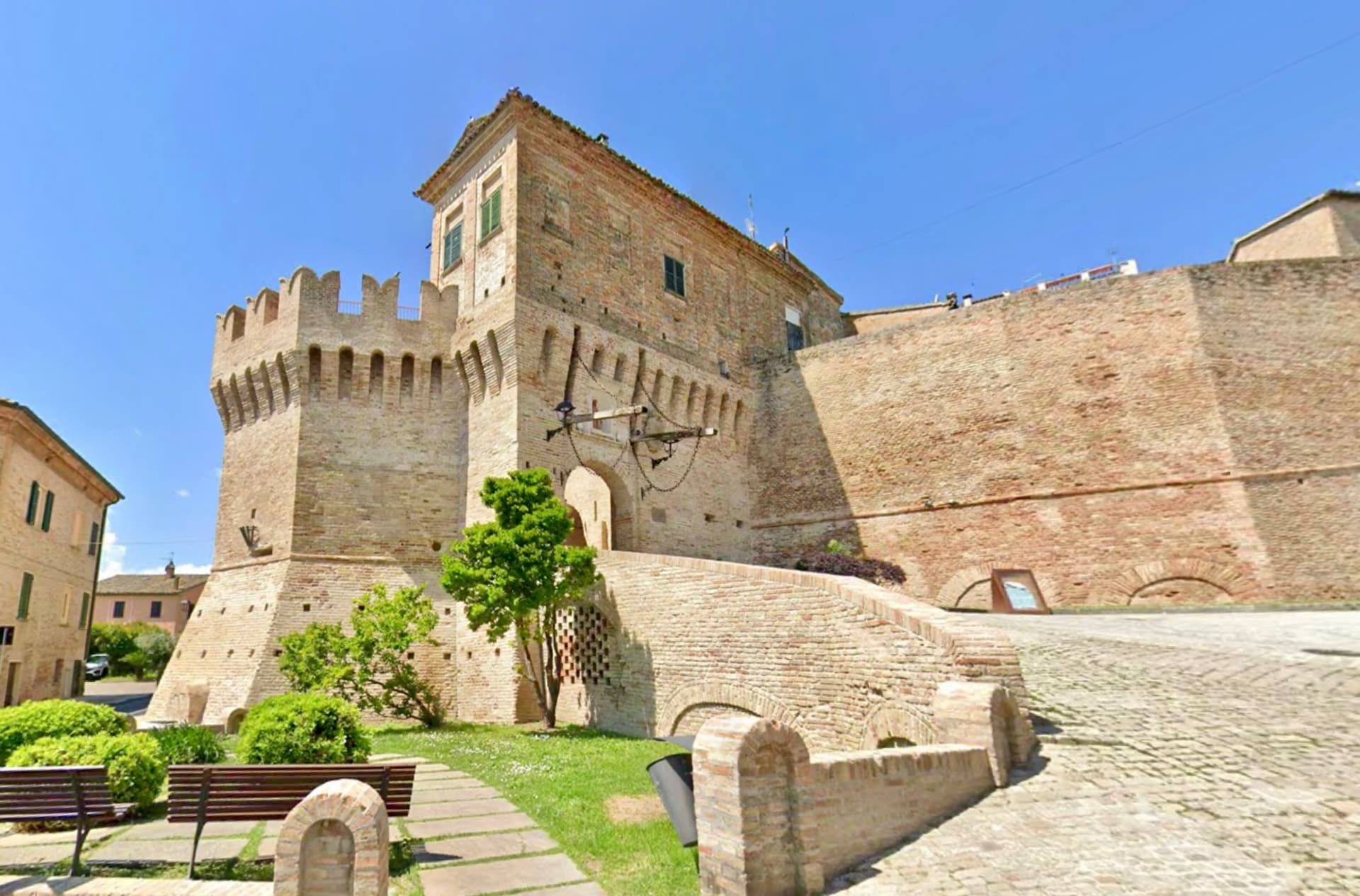 Exterior – photo 2