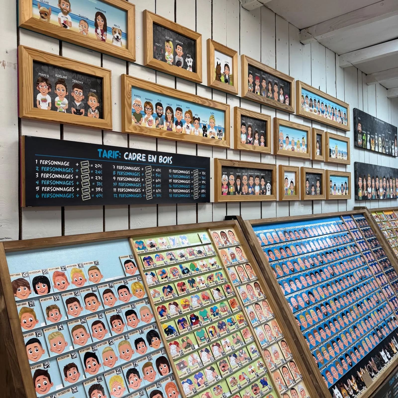 Mur de portraits exposés dans un point de vente My Pretty Family