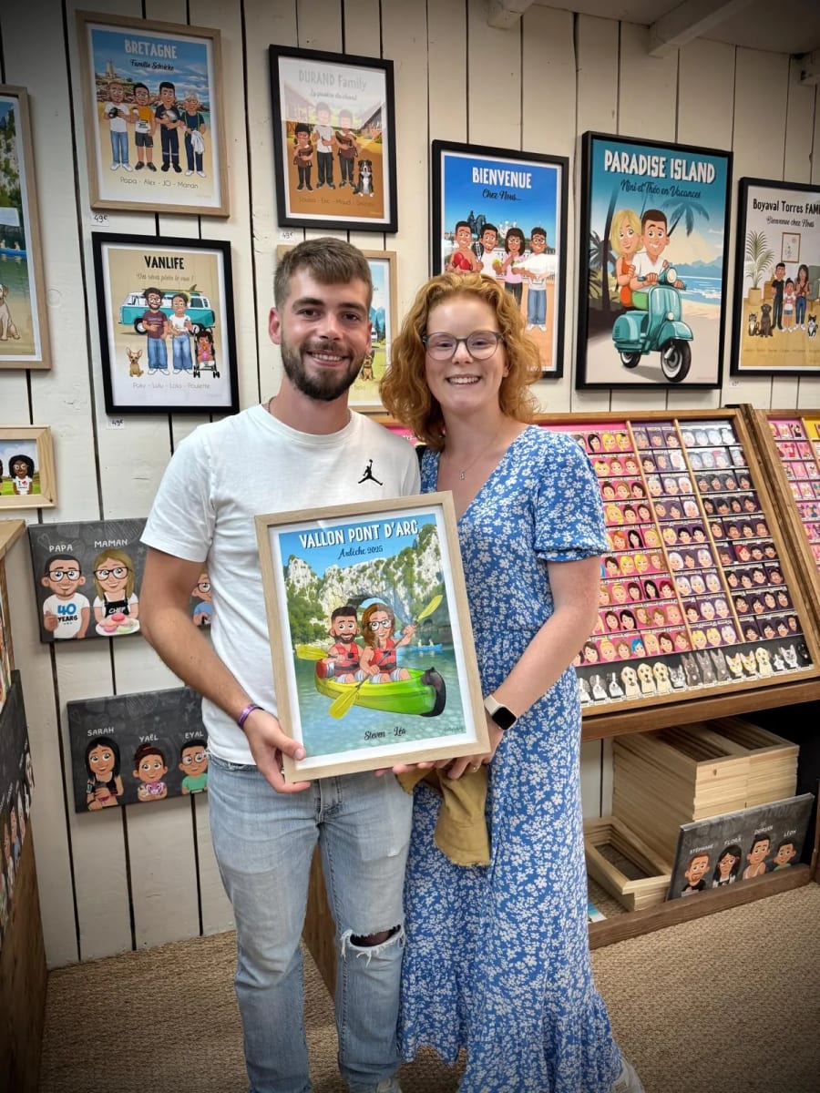 Un couple présente son portrait personnalisé