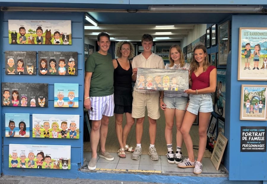 Une famille présente sa création personnalisée