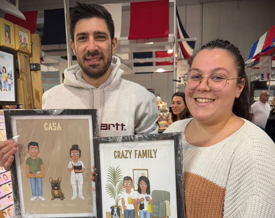 Des clients posent avec leur souvenir