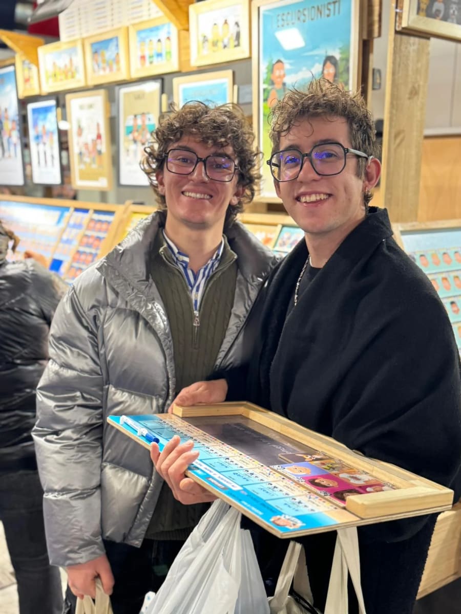 Deux clients sourient dans un point de vente My Pretty Family