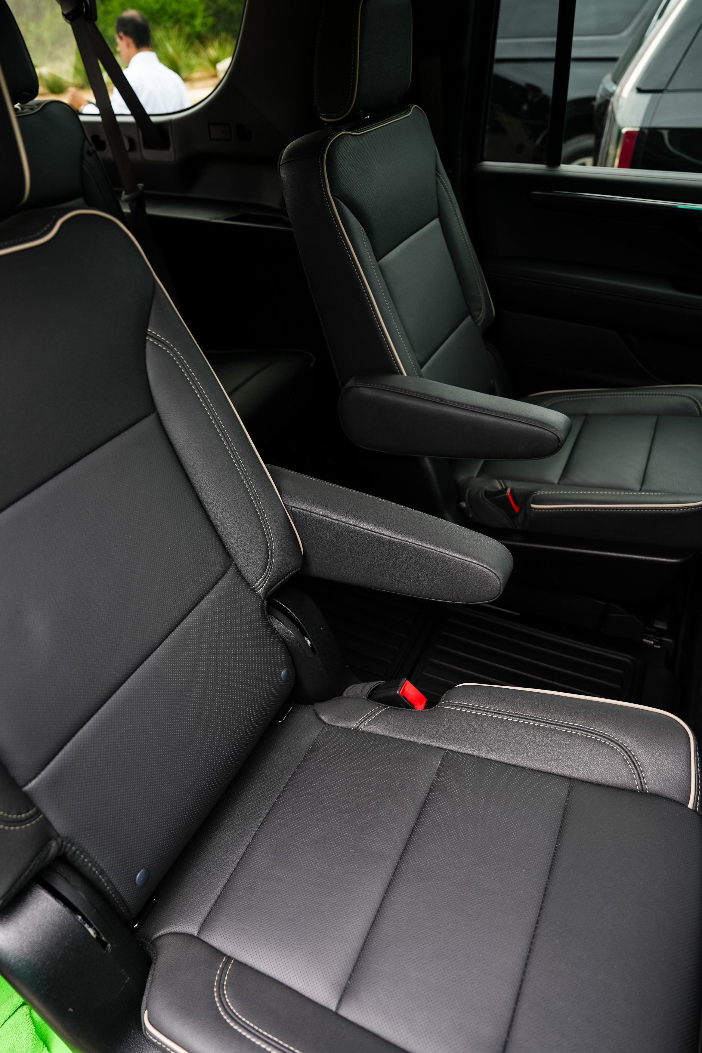 Suburban 2025 LT interior detail 4