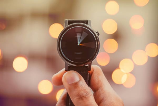 Часовник с ефект на забързано време около него