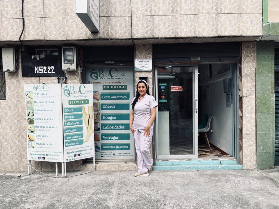Cristina Muñoz, Podóloga Especialista brindando podología a domicilio en Quito Norte