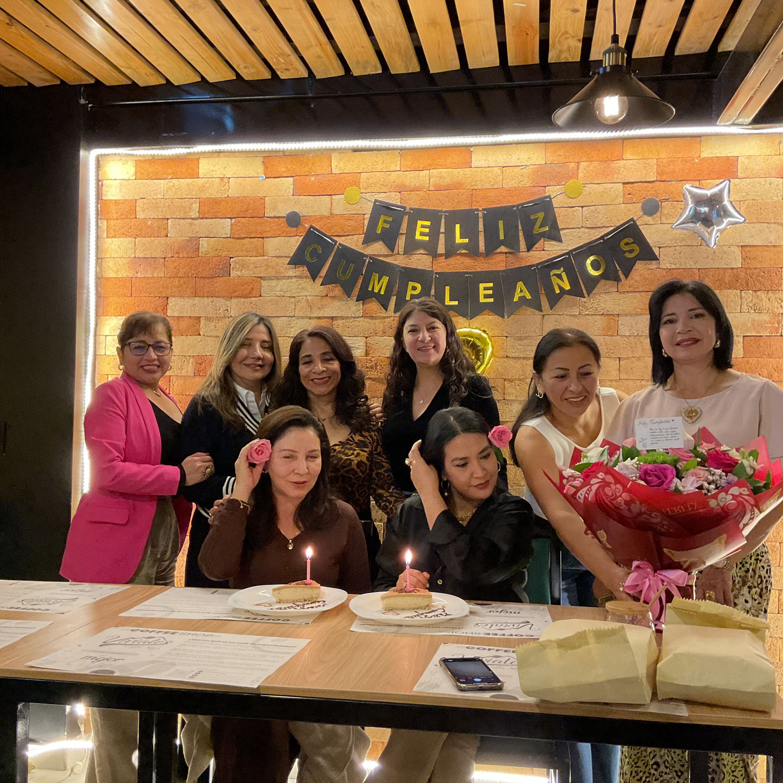 Celebración de cumpleaños en cafetería Viviates.