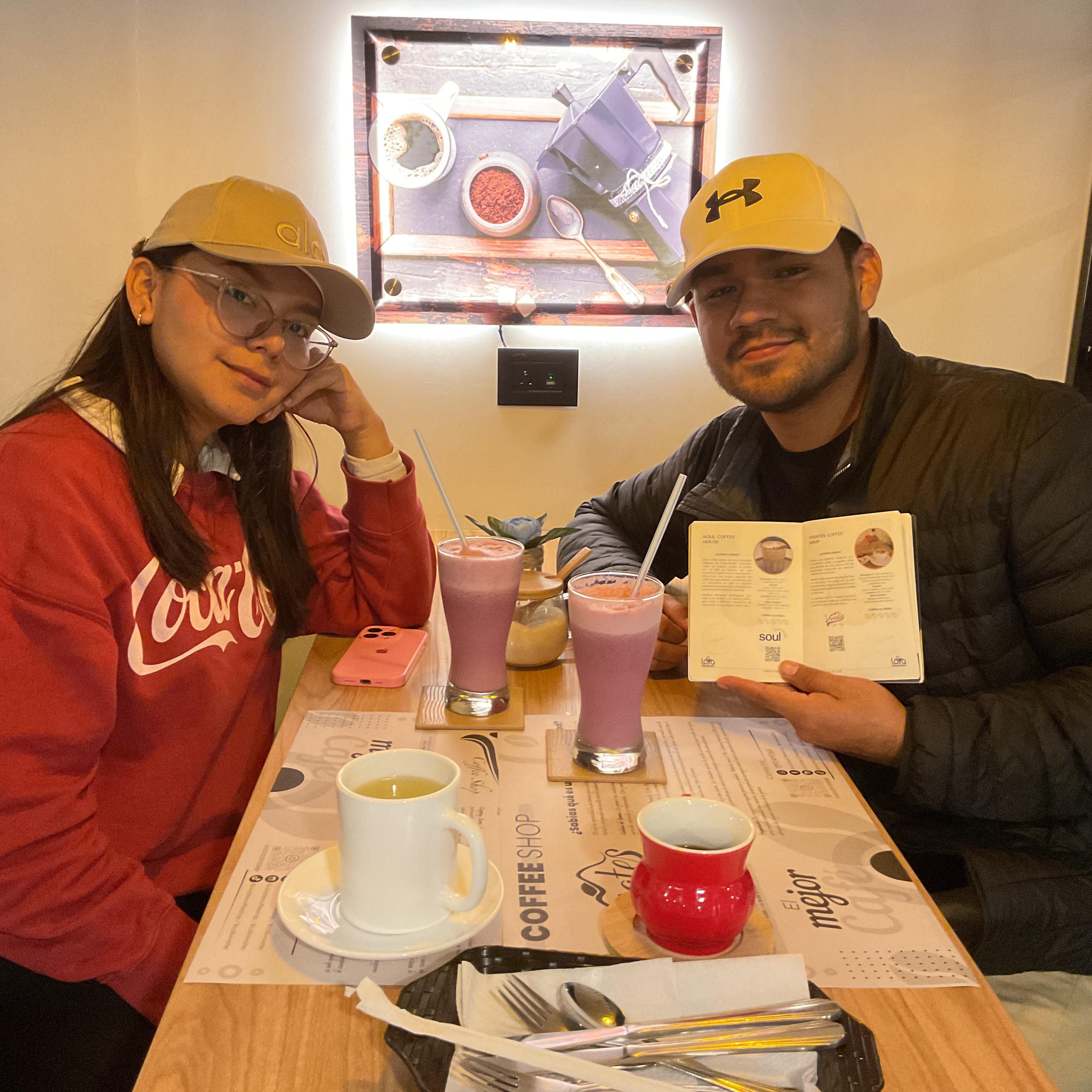 Reunión de trabajo, disfrutando de un postre.