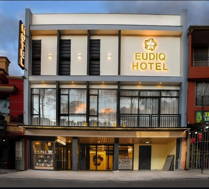 Exterior del Hotel Eudiq y Cafetería Viviates en Loja.