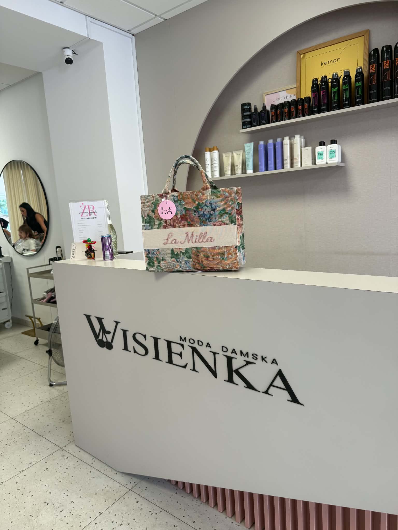 Wnętrze butiku Wisienka — recepcja
